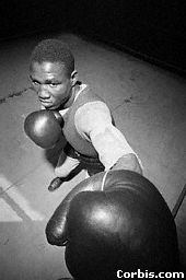 dick-tiger-high-angle-with-glove-in-camera-new-york-city-march-30-1962